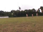 真是太有创意了，多名女子裸体踢足球做游戏，身材不一乳房形状各异随着奔跑乱蹦跶1