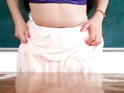 最近很火的91技校自慰女在教室里发骚扭屁股抠逼