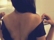 吐血推荐价值557RMB的推女郎波神松果儿黑色紧身浴室发骚+自慰视频