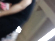 商场超市里挑零食的三个大一学生闺蜜裙底全都走光了