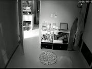 摄像头监控偷拍白领夫妻半夜赤裸出来搞东西，估计是刚干完出来洗澡或者弄吃的