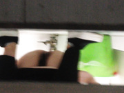 國內廁拍大神潛入某大廈寫字樓尾隨白領小姐姐進公共女廁噓噓 貌似還未開苞逼逼有點緊 1080P高清