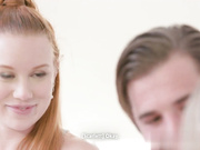 戴绿帽子的妻子麦迪逊摩根自慰并观看丈夫操娇小的斯嘉丽