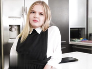 淘气的小金发女郎欺骗她的继兄并向他展示她是多么灵活