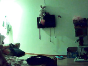 居家攝像頭破解拍攝到的年輕小夫妻客廳瘋狂啪啪 大彎屌抱起來邊走邊操 幹得嗷嗷直叫 場面刺激～720P高清