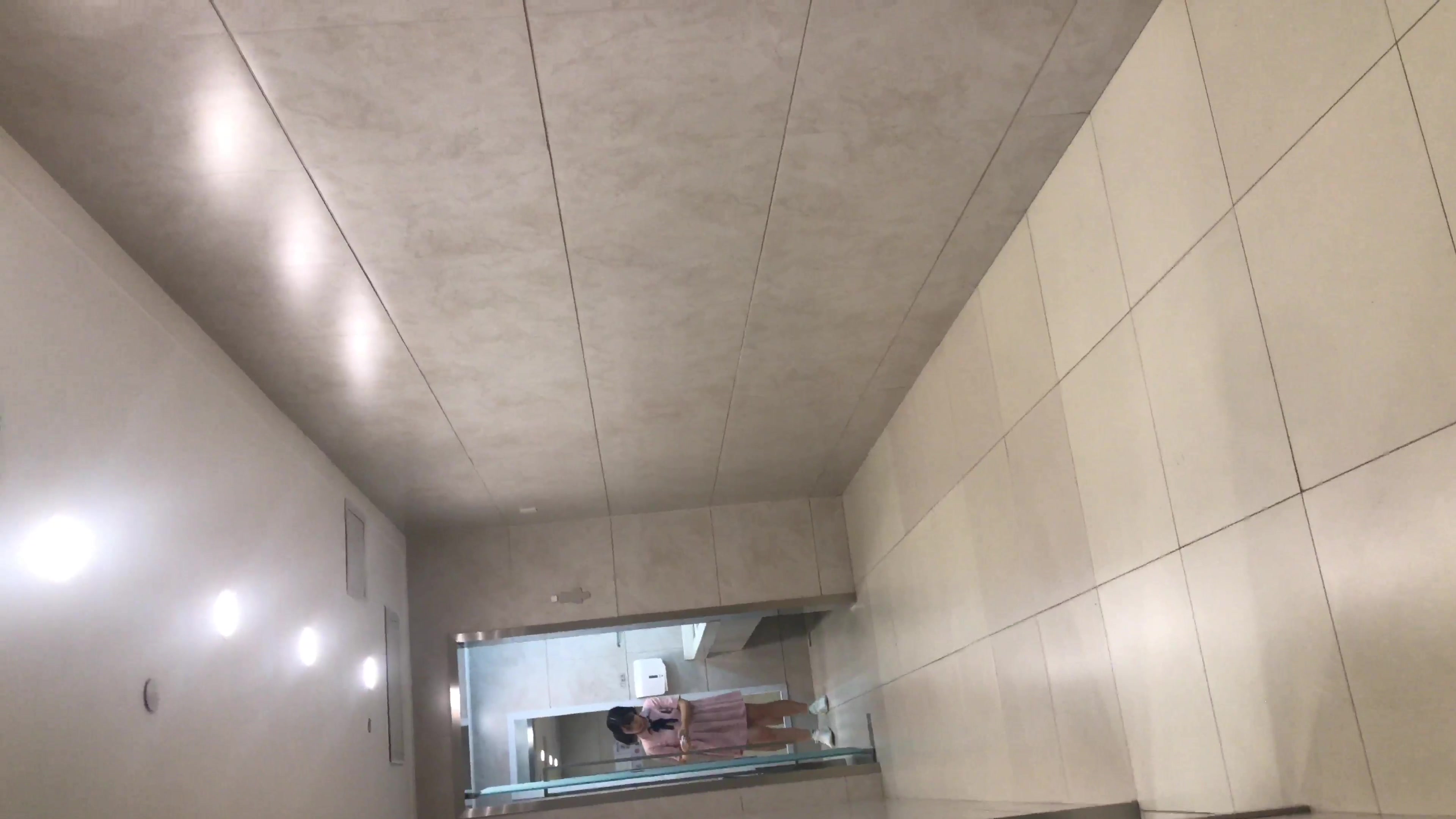 最新流出作品-某大廈高級寫字樓公共女廁拍攝到的白領小姐姐們如廁噓噓 粉嫩逼逼玩多得黑了 4K高清無水印