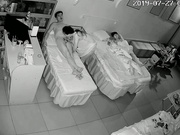 最新流出-某養生館美容院夫妻倆關門後當著睡著的兒子面瘋狂啪啪過性生活（完整版）～720P高清