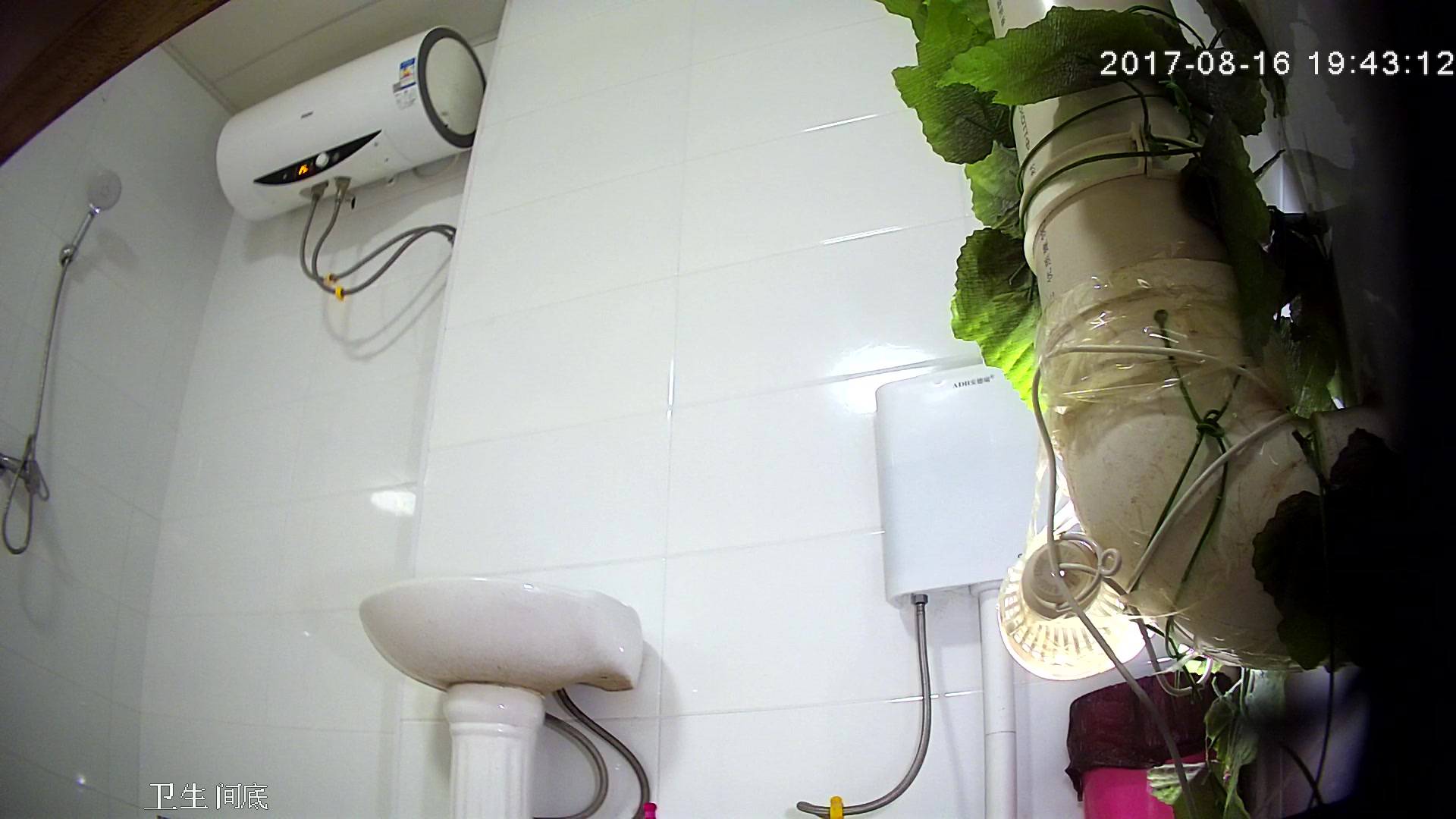 【全網推薦】未流出過的小旅館衛生間高清偷拍（第一部）雪白肌膚堅挺美乳看得讓人欲火焚身～原版高清