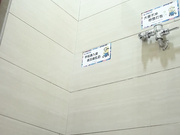 某大型商場公共衛生間全景偷拍各式美女少婦如廁 有個妹子袒胸露乳才能尿尿看得欲火焚身 1080P高清原版