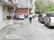 劇情演繹之白皙性感短裙美女獨自散步時被猥瑣男跟隨趁機弄暈帶回宿舍任意玩弄 貌似逼逼被玩多得黑了 場面淫蕩～720P高清