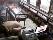 珠寶店監控攝像頭破解拍攝到的店鋪打烊後大波收銀員騷婦與保安大叔用收銀機看A片 受不了直接長椅當床開戰打炮 呻吟聲刺激 1080P原版高清