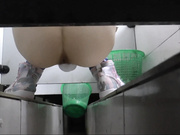 最新流出某學院公共女廁多角度拍攝各式美女如廁 貌似最後被妹子發現了大叫色狼 1080P高清原版