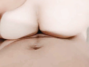 大奶肥臀无毛逼，全程露脸的小骚货跟大哥激情啪啪直播，深喉口交大鸡巴让大哥揉奶玩逼，各种体位爆草蹂躏