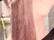 双马尾18清纯小萝莉！卫生间和男友操逼！白丝袜丁字裤，坐马桶上摸穴，低低呻吟超诱惑，骑乘暴插窗边后入