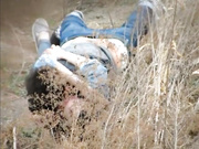 网曝不雅门事件，西安桃花潭公园两学生情侣荒草掩护席地野战，干完用纸巾擦 擦