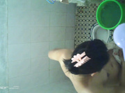 出租房卫生间热水器安装针孔摄像头偷拍妹子洗澡 洗之前先撒泡尿尿完之后在抖一抖屁股1080P超清