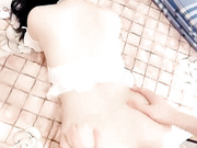 被大鸡巴疯狂蹂躏的小女人，颜值高身材好，深喉草嘴允吸蛋蛋，全程露脸草了骚穴干菊花浪叫不止，最后来颜射