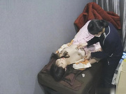 稀有黑客破解美容院云视通摄像头远程遥控偷拍❤️来做药膏脱逼毛频谱光灯照胸的美女其中几个明星颜值美女