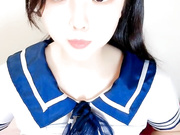 乖巧风骚的学妹制服诱惑，奶子上写着爸爸草我，淫声荡语互动撩骚听指挥，无毛白虎逼道具抽插，高潮冒白浆