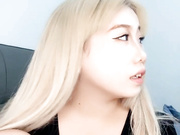 两个小妹准备好挨草了，全程露脸让小哥揉奶玩逼掰开给狼友看粉嫩骚穴，口交大鸡巴淫声荡语无套爆草射肚子上