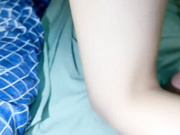 两个小妹准备好挨草了，全程露脸让小哥揉奶玩逼掰开给狼友看粉嫩骚穴，口交大鸡巴淫声荡语无套爆草射肚子上