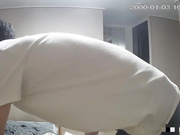 黑客破解家庭网络摄像头偷拍❤️年轻帅小伙下班约少妇姐姐上家里喝啤酒几杯下肚激情啪啪