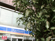 [破解]DLDSS-051 満たされない人妻の禁断不倫SEX同じコンビニで働く男子大学生と汗だくで交わり続けた熱い夏… 穂高結花 - 1of5