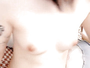 颜值很高的大美女一个人直播大秀诱惑狼友，肤白貌美小逼粉嫩，跳蛋塞逼里道具抽插，浪叫呻吟不止高清无水印