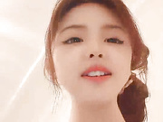 甜美诱人高颜值白丝情趣小懒猫深夜大秀直播，一个人的精彩撩骚互动洗澡诱惑，揉奶玩逼道具抽插，呻吟可射