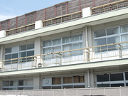 [破解]MIKR-047 喜欢小鲜肉的女老师把我这个有女友的可怜M男给上了 佐籐衣栞 - 1of5