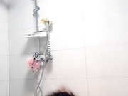 很有骚劲的性感少妇穿上开档黑丝诱惑狼友，洗澡诱惑把假鸡巴贴墙上草墙真骚啊，大黄瓜玩弄逼逼淫水多多刺激