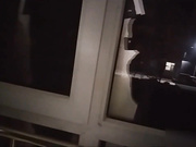 身材一流屁股性感的长发美女出租屋偷偷啪啪时被操的浪叫不止,说：轻点,你好厉害,爽,脚软站不住了!