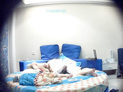 颜值还不错的大一美女主题酒店和校友第一次开房时被偷拍,男的害羞,腼腆,美女主动出击坐在上面操！