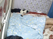 含着大鸡巴被老公用假鸡巴插得大叫让人羡慕的极品好身材美乳娇妻最后被后人射背上