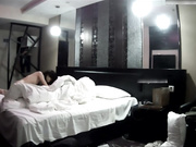 喷血推荐-主题酒店偷拍身材修长漂亮的大学美女酒店私会网友时还被迫换上黑丝情趣服干,嫩的连逼毛都没长全!