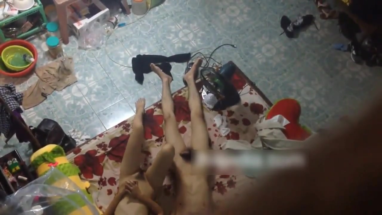 偷窥出租屋隔壁小两口爱爱夫妻生活，男的挺猛