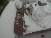 偷拍女友穿情趣女仆装和男友床上打炮，干完到椅子上继续干