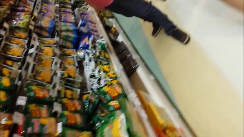 偷拍超市购物四个可人美女 性感内内让人心痒骚动