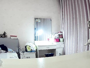 攝像頭監控偷拍樣子很騷的老婆要換上情趣自拍壹下再草逼