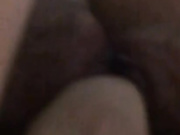 家里人在客厅聊天，小美眉自己偷偷在浴缸打飞机出了好多淫水