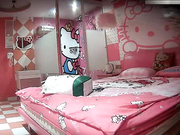 精品小旅馆珍稀粉红房偷拍度假的帅哥美女戴着墨镜啪啪临走时的眼神貌似发现了摄像头