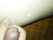 大学生在宿舍无聊打飞机