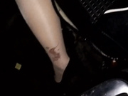 齐逼短裙高跟大长腿美女为了体验刺激夜晚和男友开车到公路上玩车震,车里操着施展不开又到车外干!高清版!