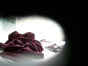 酒店偷拍年轻微胖哥和模特身材漂亮女友近距离镜头啪啪啪地方方言对白