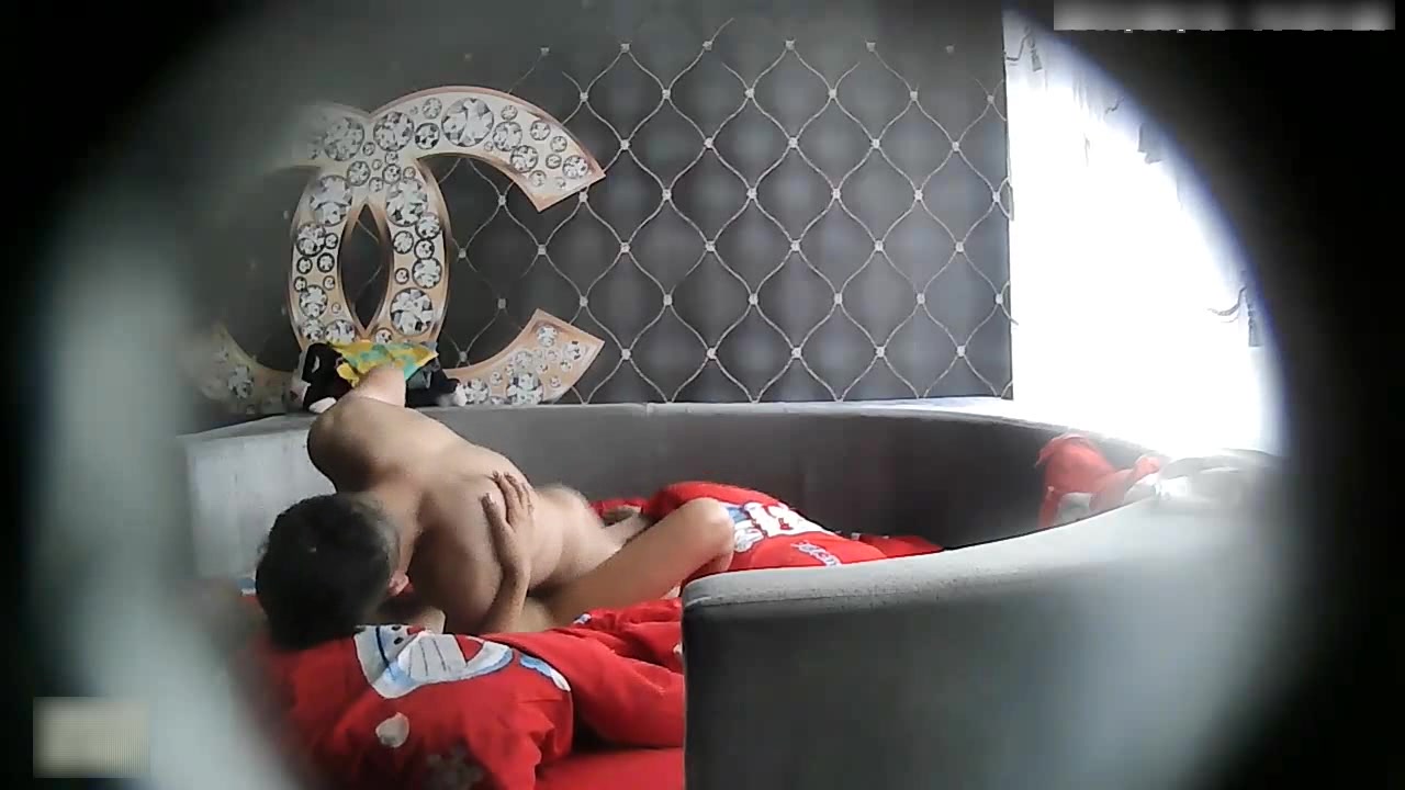 特色酒店偷拍身材性感又很有气质的美女背着闺蜜和她男友偷情,战斗力真强不停的狂操,完事后美女累得都不擦了!