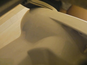 牛人潜入商场女厕侧拍撅着屁股嘘嘘的眼镜美眉逼毛很性感