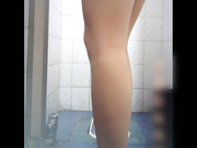 偷拍气质高跟OL装白领美女嘘嘘真爽