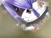 特色情趣酒店帘子房偷拍胖哥和斯文眼镜女友开房啪啪床边站着干