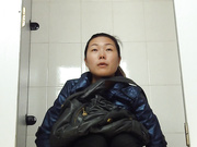 商场排队厕拍系列9 看起来很富有的阿姨穿着性感丝袜下面看着很干净