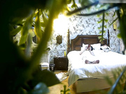 年轻漂亮的翘臀短发美女还在接男友电话就被小情人拉掉裤子各种高难度姿势猛插,阴毛旺的像森林一样.国语!